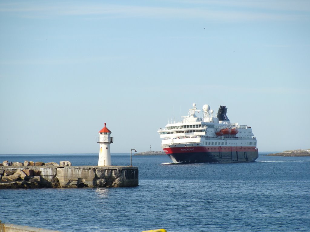 Hurtigruten "Nordnorge" in Vardø by Frank M. Ingilæ