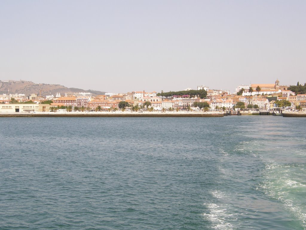 Vista geral de Setúbal e do Castelo de Palmela (ao fundo) by Luís Seixas