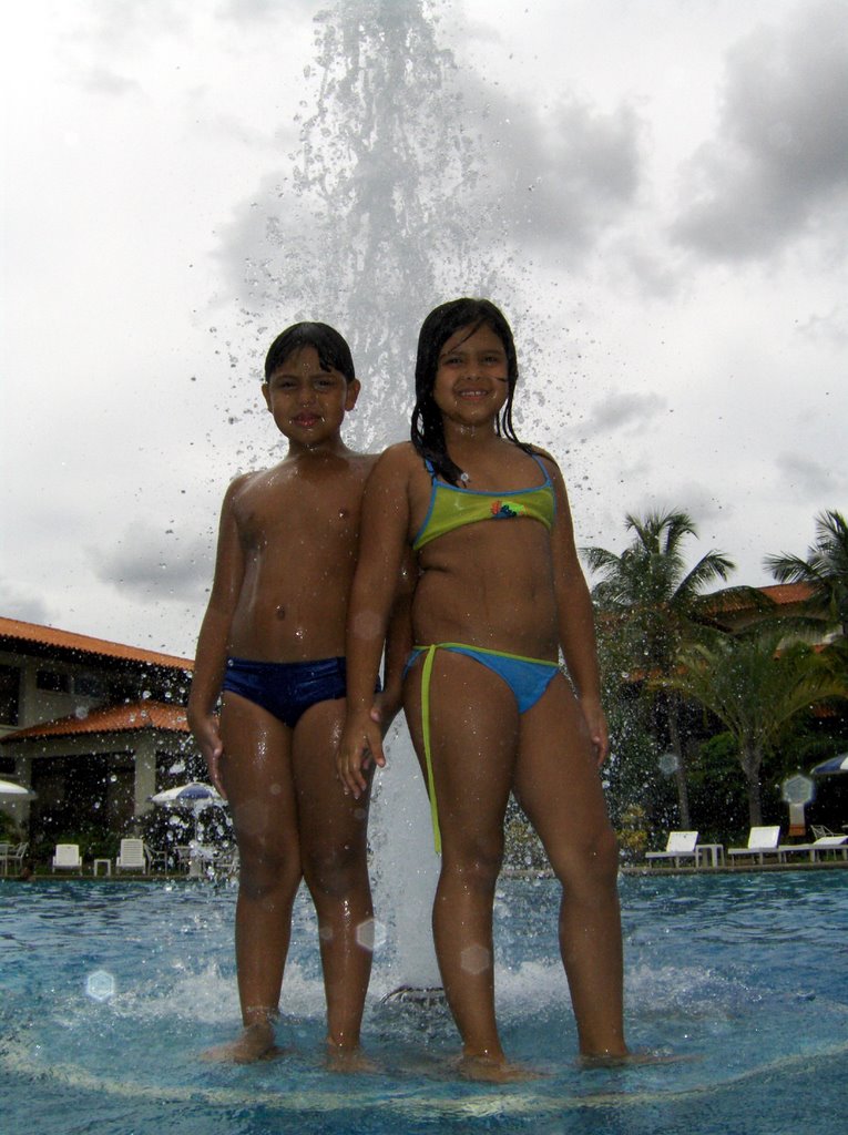 Mis Hijos en la piscina del Hotel Stauffer, Maturin by Jose Osuna