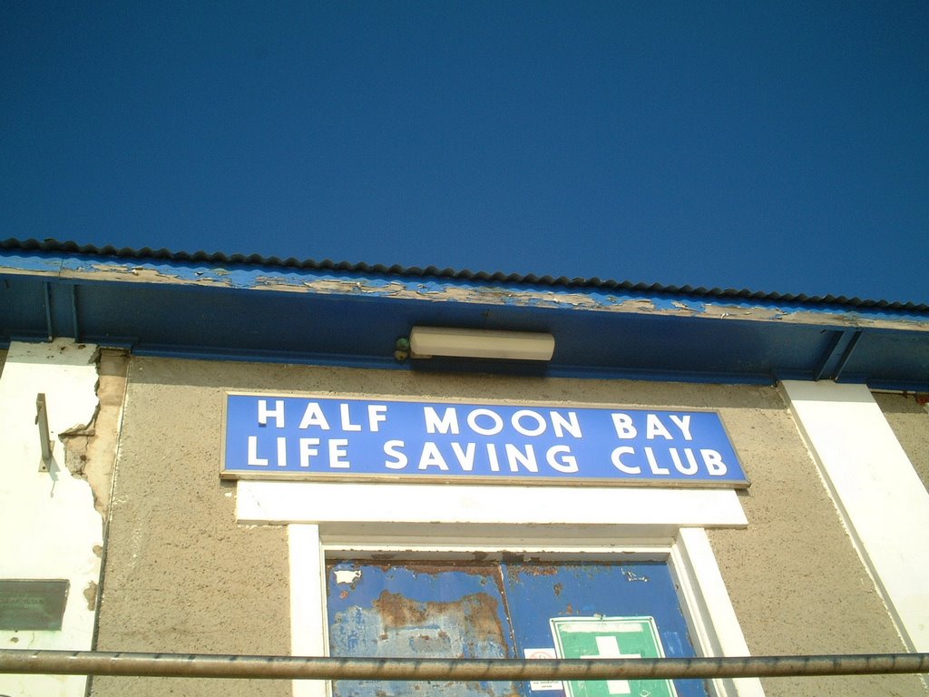 Half Moon Bay Life Saving Club by Uli Kaiser