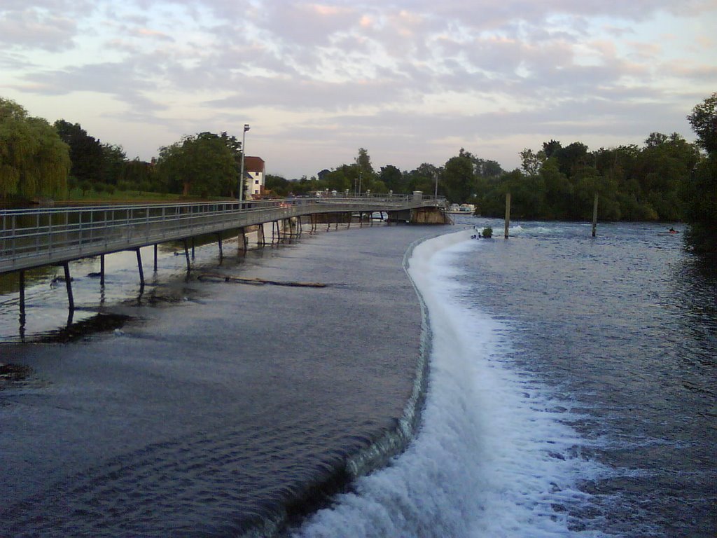 Hambleden Weir by j8mie