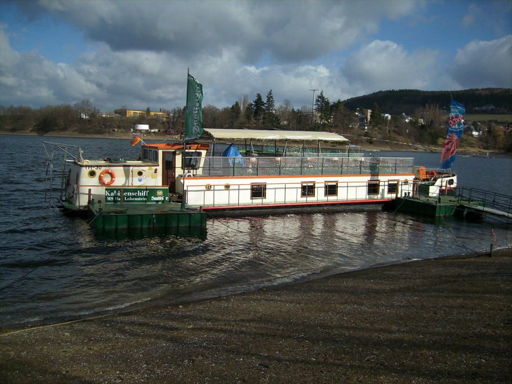 Das Kabinenschiff auf dem Bleilochstausee bei Saalburg/Saale by Uwe Klimpke