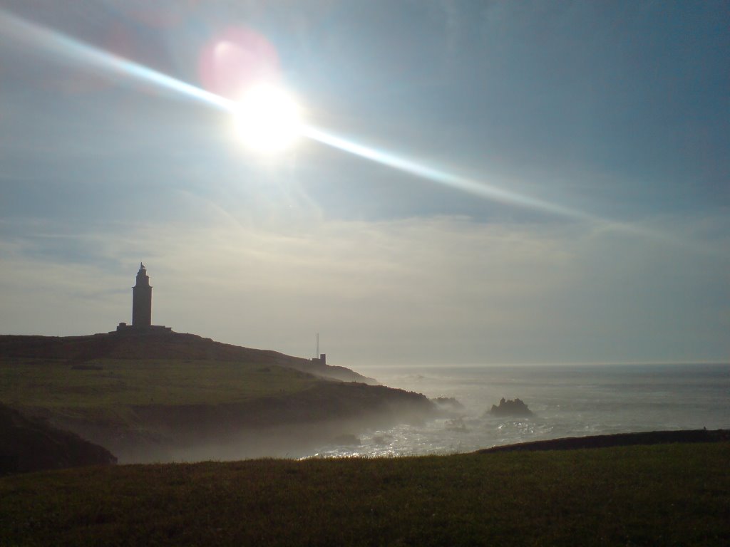 La Torre de Hercules bajo el sol by Manel Luaces