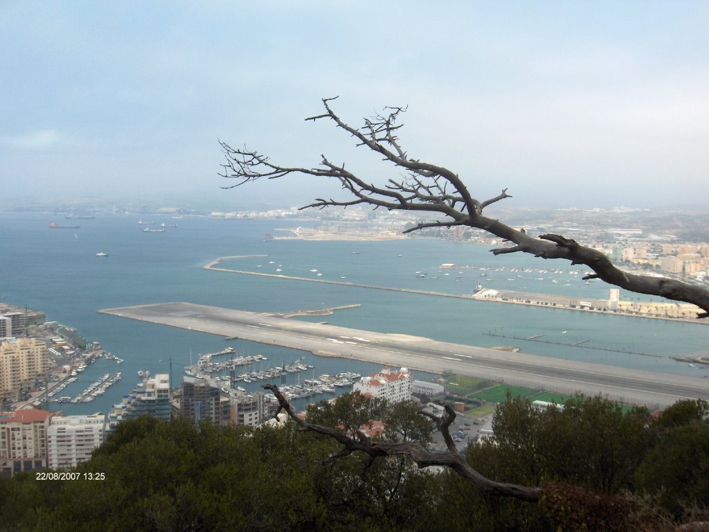 Aeroport in Gibraltar by lulucy