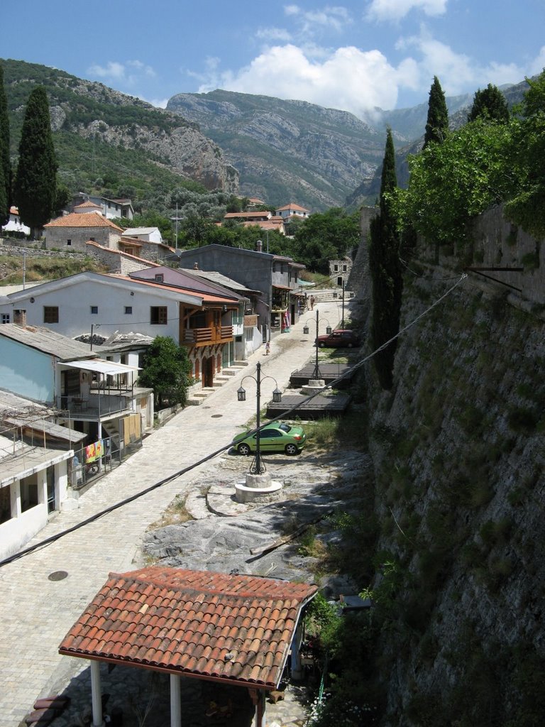 Stari Bar, pogled s'tvrđave na prilazni put by Dejan Kovačević