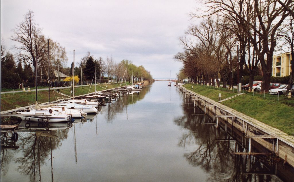 Hafen von Balatonmáriafürdö im März 2005 by Heecho