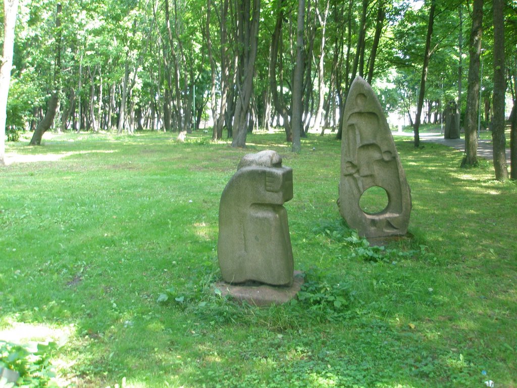 R. Kazlauskas. Kuršė (kairėje). 1977 m. Skulptūrų parkas by Kęstutis Andriejūnas