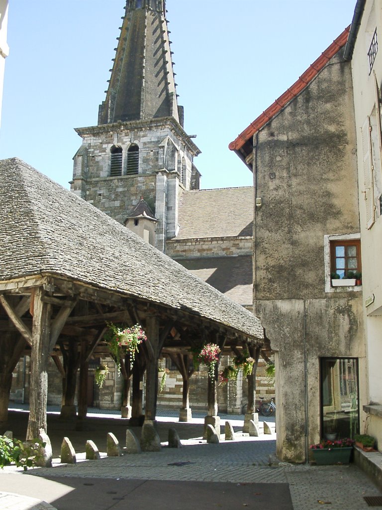 Nolay : les halles et l'église by rikiwiki21