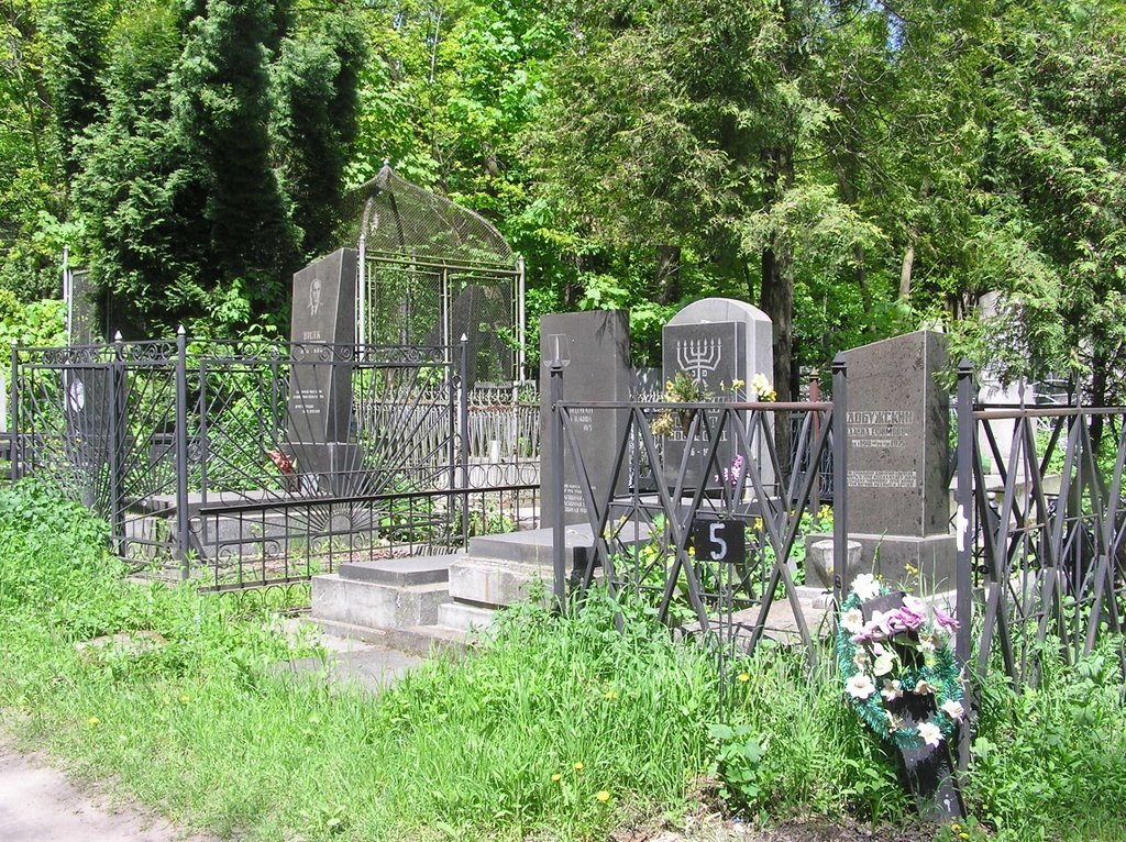 Vieux cimetière juif à Lviv by andriy.ca