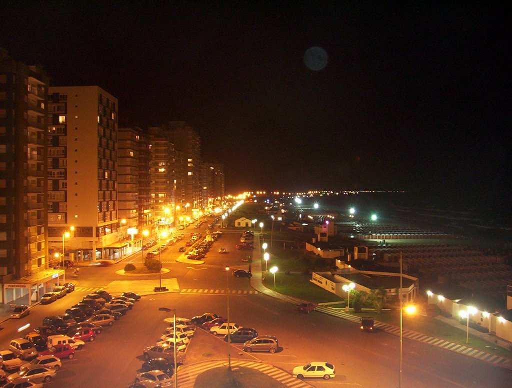 Desde el edificio playa club de noche by jlquinteros