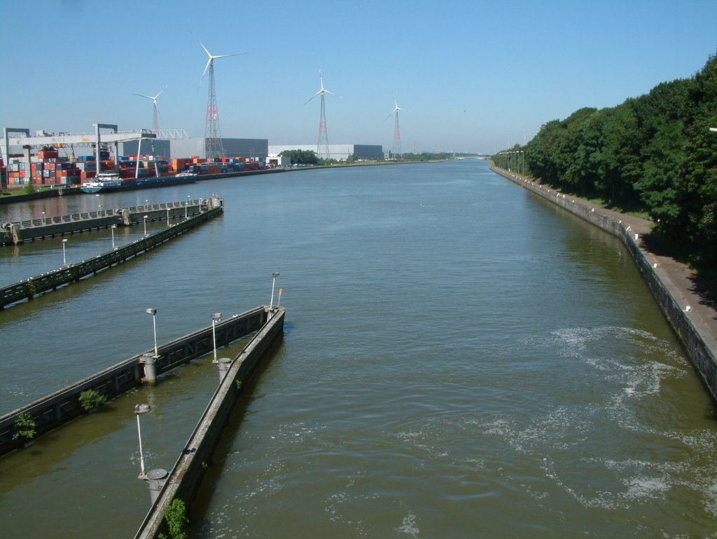 Belgium, Albertkanaal, Sluizen, Sluice, near Ham, Tessenderlo by Dick Korevaar