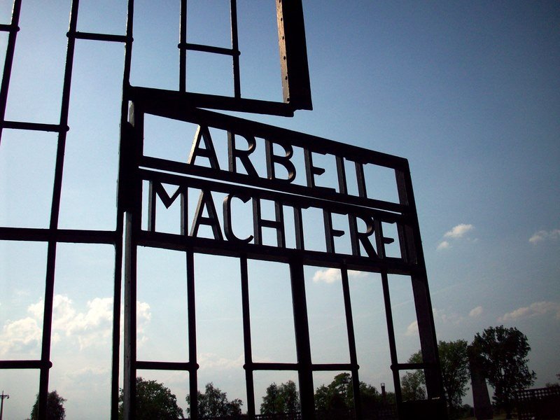 Eingangstor - "Arbeit macht frei" by Pablo Barón