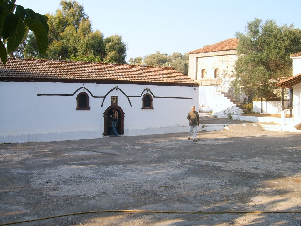 Lesini church / Λεσινιώτισσα by Papanikolaou K