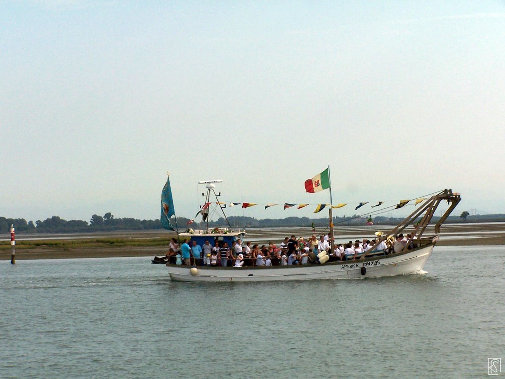 Perdòn de Barbana: sulla barca di pescatori in corteo by Flavio Snidero