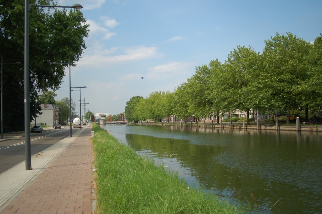 Kanaal Helmond met Julianabrug by nielske1990