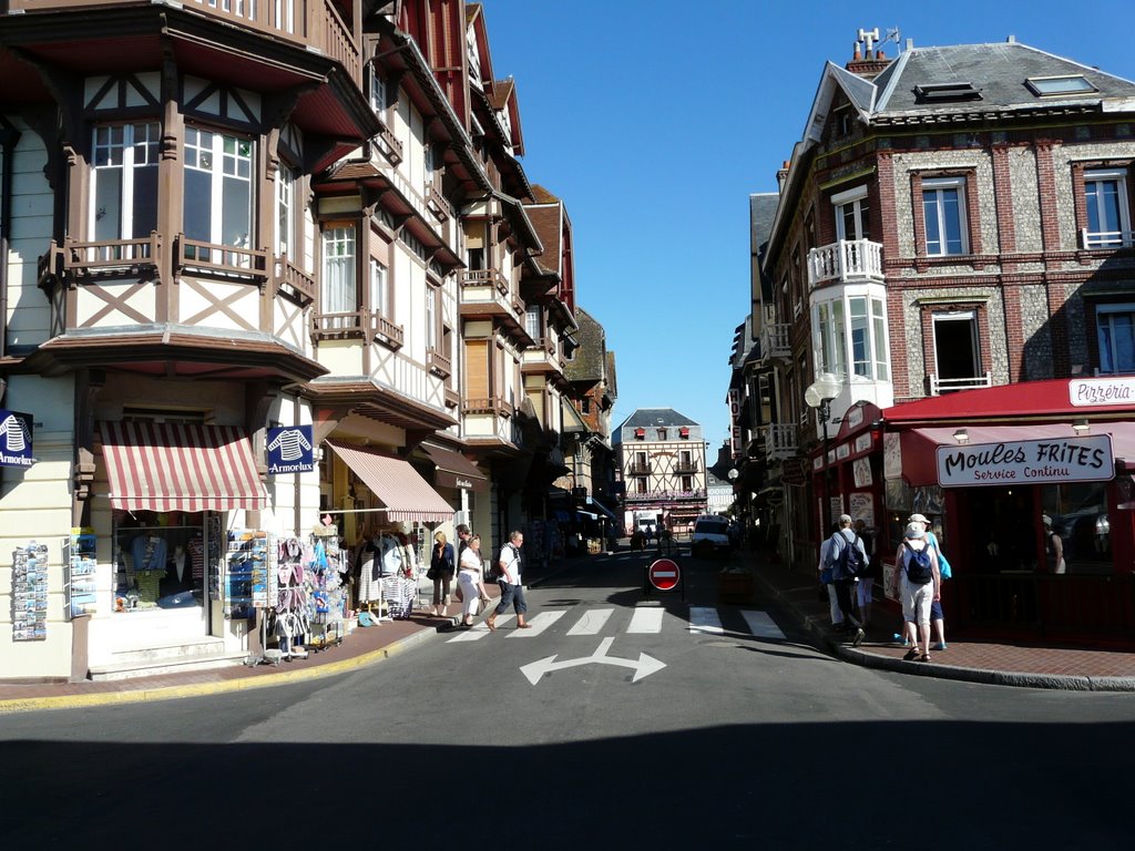 Eine Gasse in Etretat by Achim Wiese