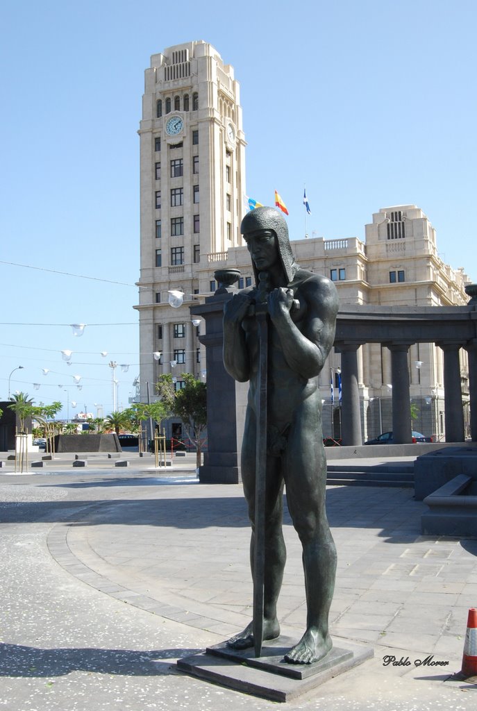 Plaza de España, El Vigilante by Pablo Morer