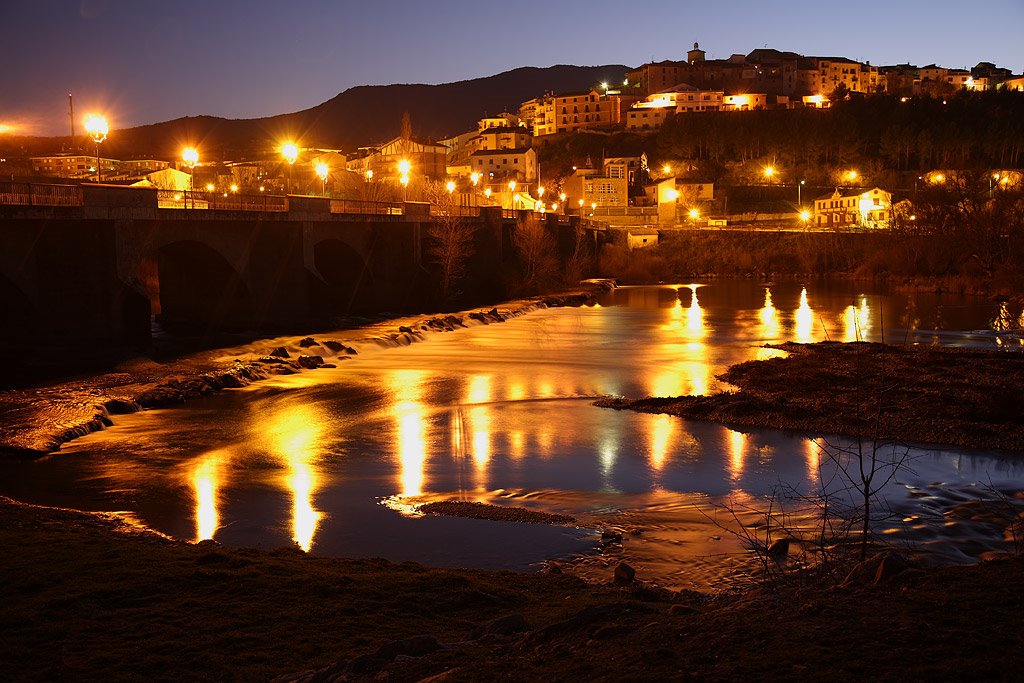 Río Aragón y Cáseda nocturna by Txema Bacaicoa