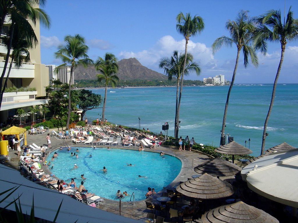 Waikiki beach by Miguel Minhalma