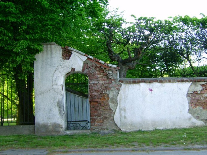 Gdańsk, ul. Opata Jacka Rybińskiego - stary mur okalający Park Oliwski by AnnaJolanta 1