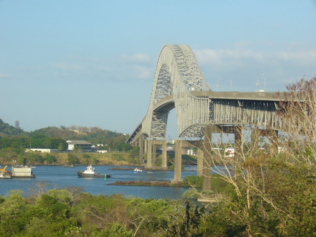 Puente de Las Américas by Moisés Z.