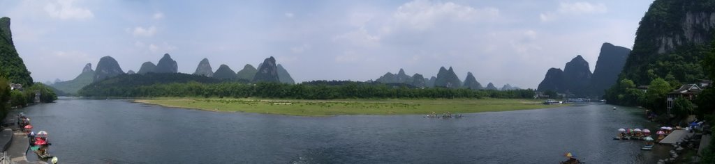 Yangshuo, la rivière Li et les monts karstiques by Alain VILLEVIEILLE