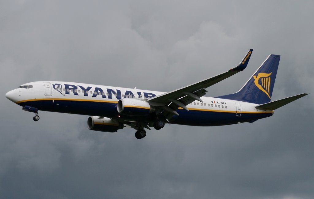 Ryanair im Anflug by LHAspotter