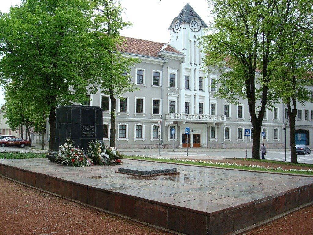 Soviet soldiers' graves near the city municipality on May 18, 2008 by Aurimas Nausėda