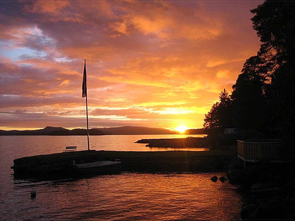 The last sun rays over the jetties at Björknäsgården by CarlStaffanHolmer