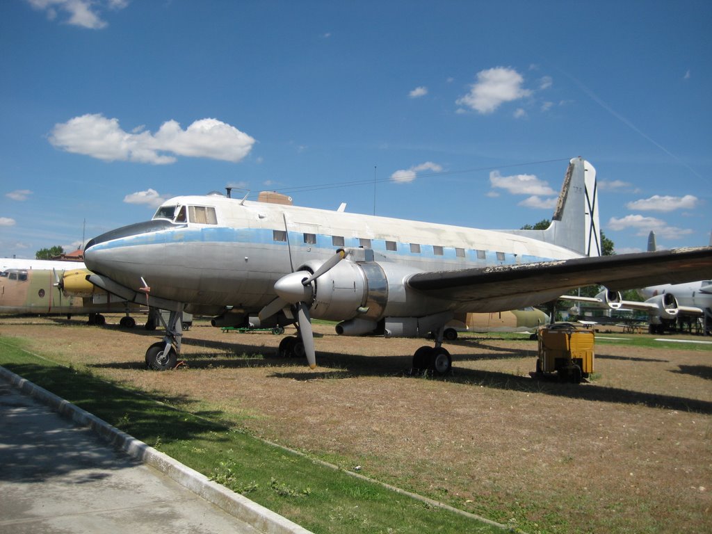 Museo del Aire 16 by Diego Fernández Pece…