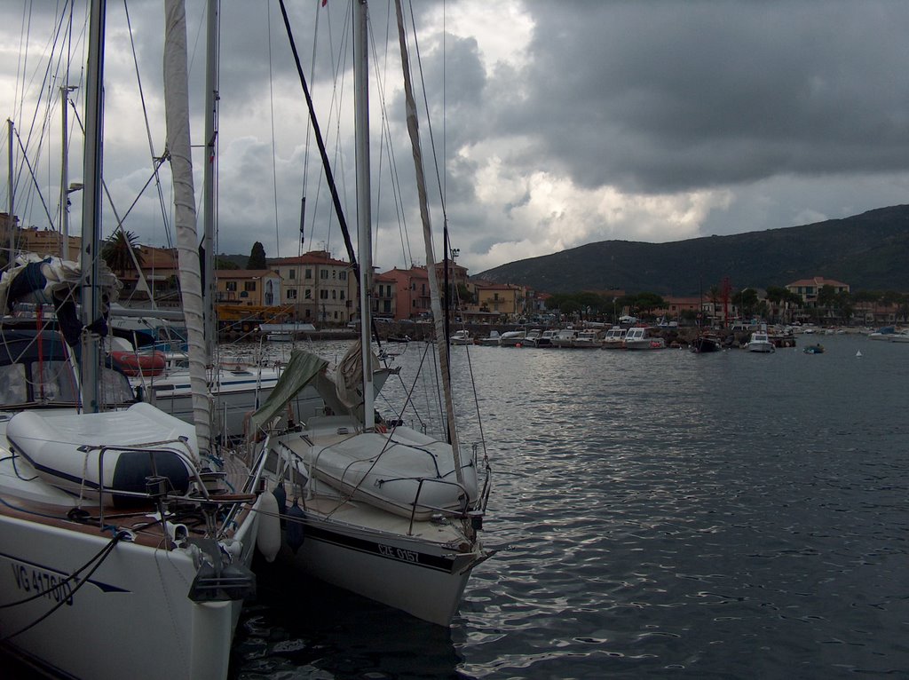 Marina di Campo by Rolf-Peter Beck