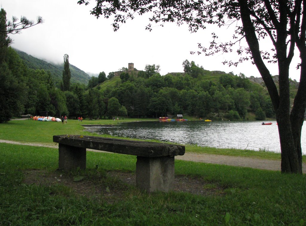 Banc au pied de la Tour. by Phil'Ours