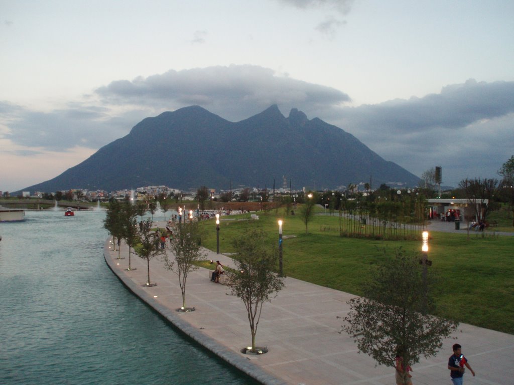 Cerro de la Silla desde el Paseo Santa Lucía by Raquel Chapa