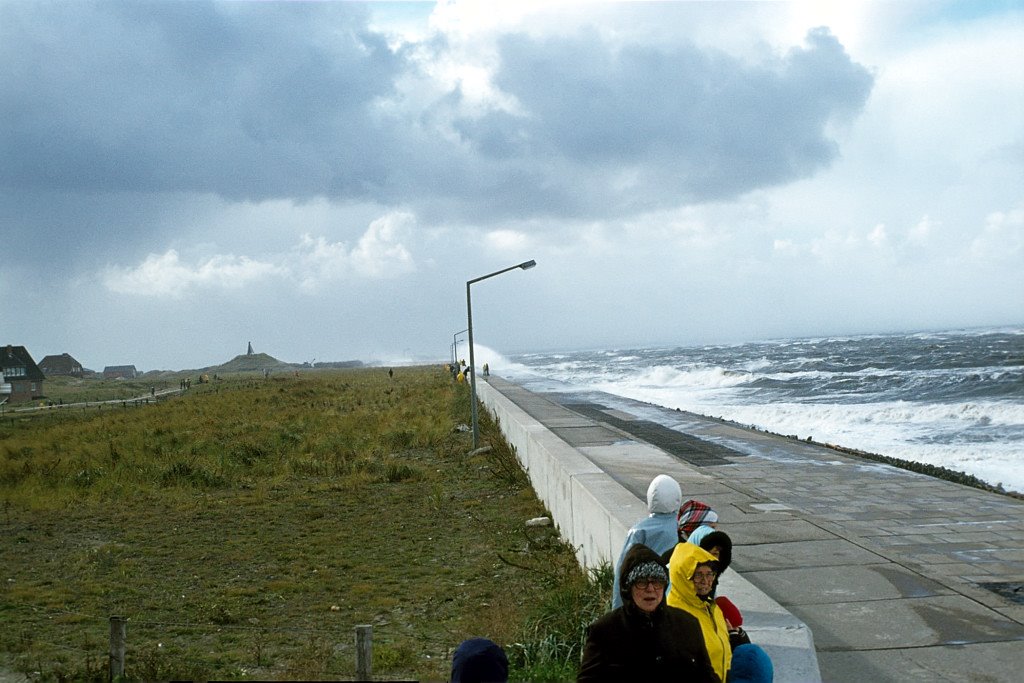 Sturmflut - Brandung an der Strandmauer by khopan