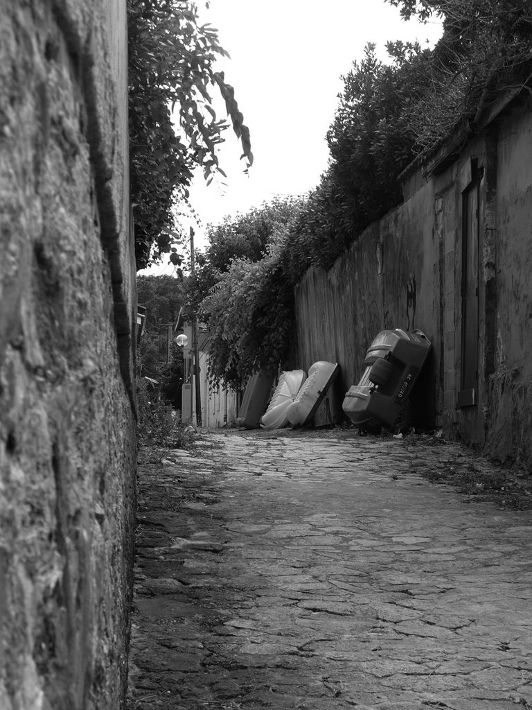 Petite ruelle - Arcachon, Aquitaine by Gurvan Bourgeron