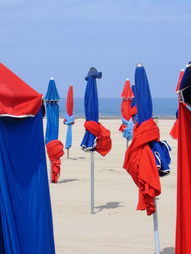 Les Parasols devant le Planches by MichelM