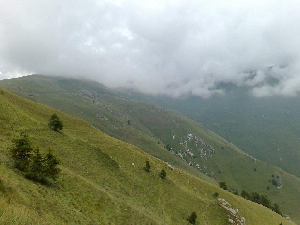 Uno sguardo verso il monte nebin colto dalla nebbia by dario garnero