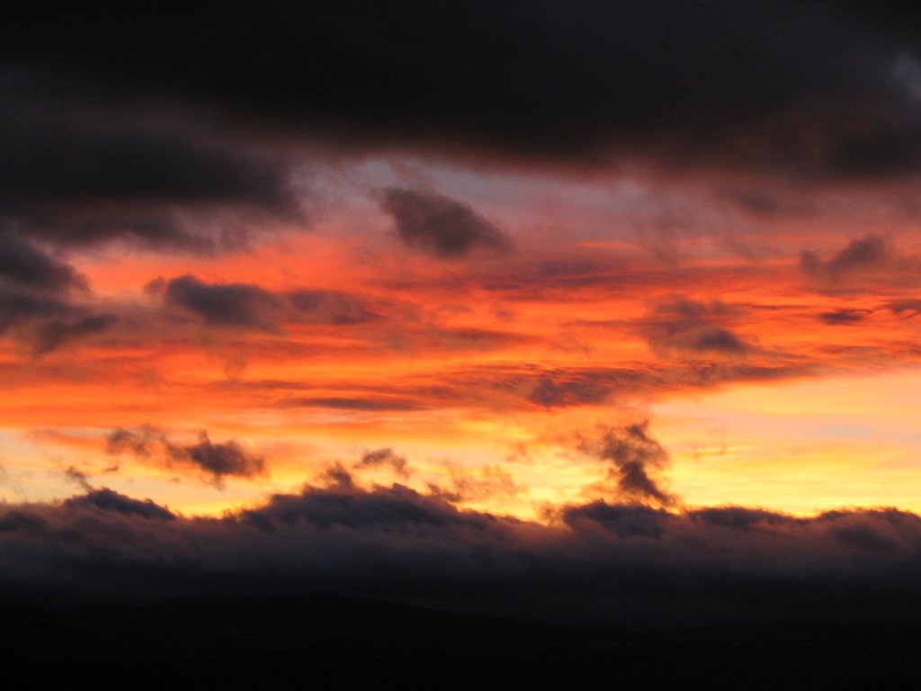 Coucher de soleil en Haute-Loire by lafriq1