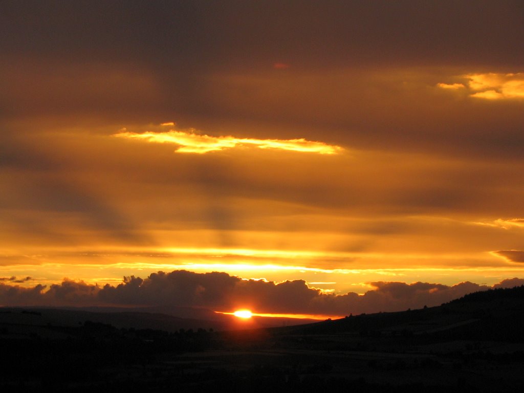 Coucher de soleil en Haute-Loire by lafriq1