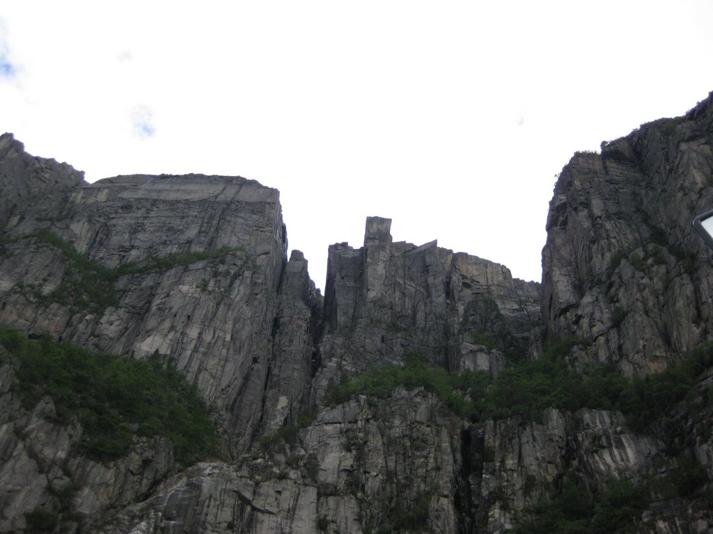 Fiordo de Lysse. Preikestolen desde el barco by Mizaralcor