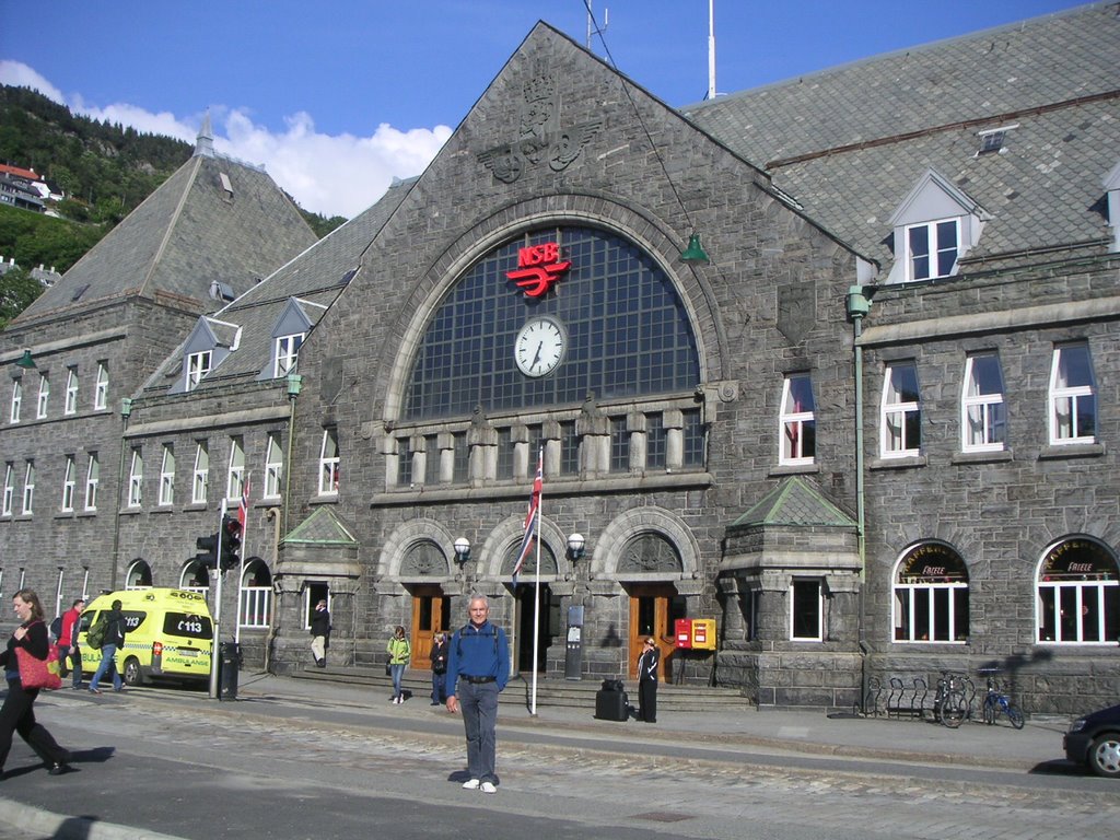 Bergen. Estación de ferrocarril by Adolfo Descals