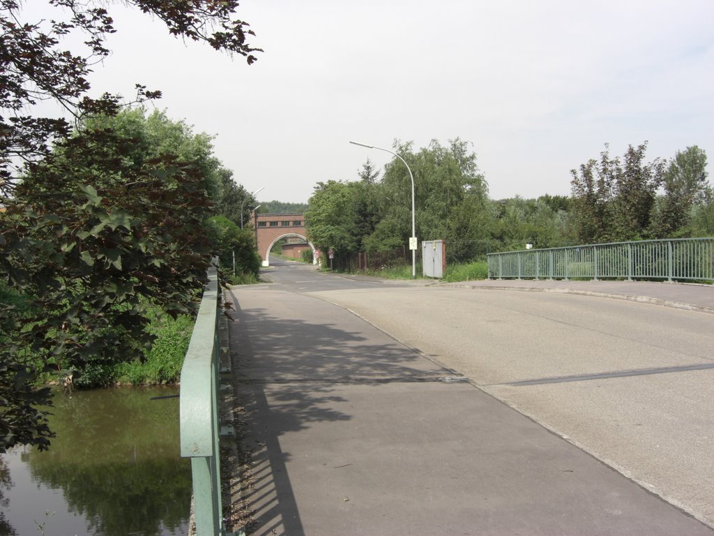 Hier führt die Erftstrasse in Frimmersdorf über die Erft by hajottka