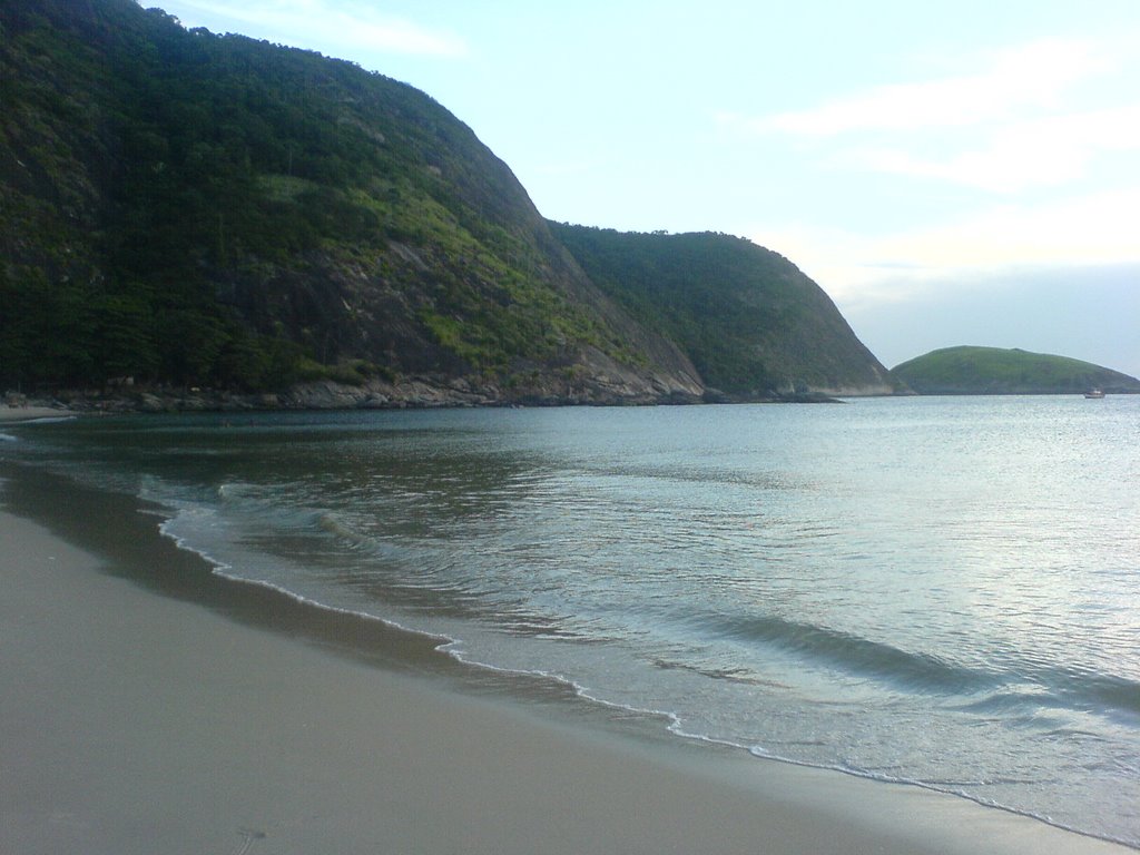 Itaipu Beach by Rubens B. Freitas