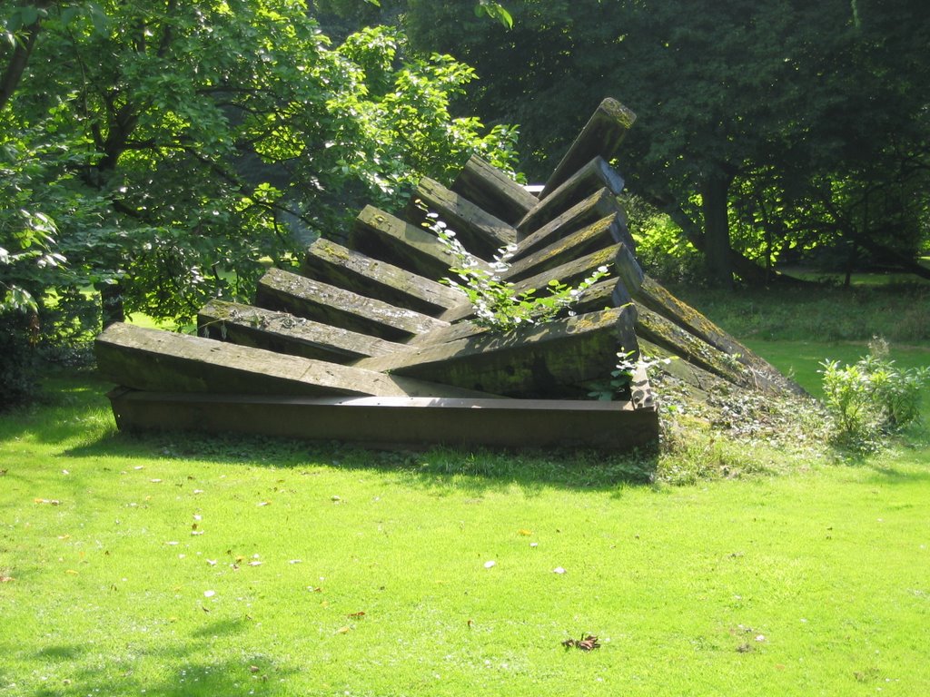 Duesseldorf Lohausen - Sculpture in Lantz’sche Park by WWW-KR