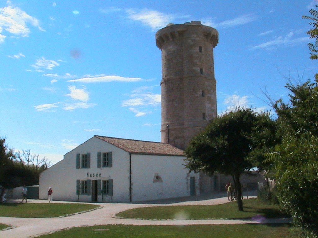 L'ancien phare des baleine by fotograph