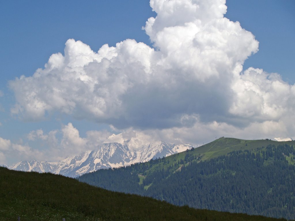 Le Mont Blanc vanaf Col des Aravis by Wim Constant