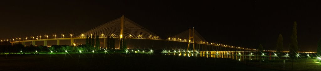 Ponte Vasco da Gama - Noite by PKamikaze