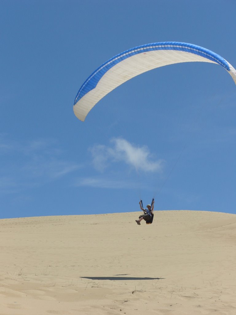 Parapente sur la Dune - Pyla-sur-mer, Aquitaine by Gurvan Bourgeron