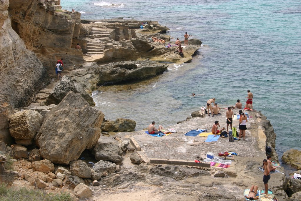 Puig de Ros - Bizarre Felsen und Badegäste am Meer, 2005 by T. Liebscher