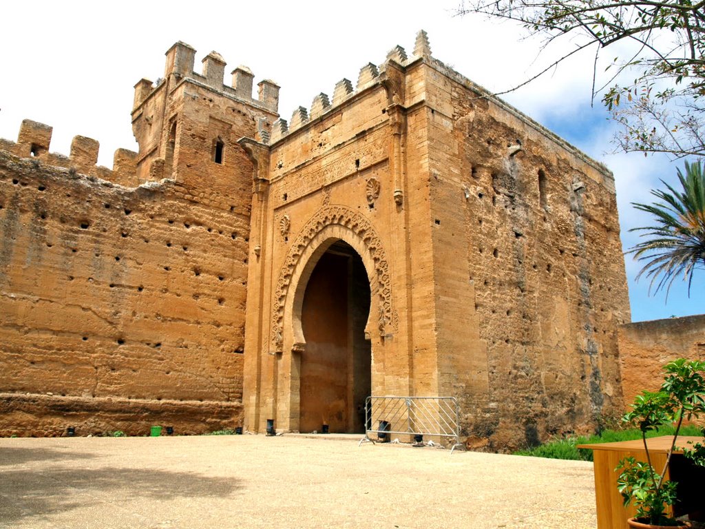 Rabat - Chellah - Interno della porta di accesso. by Italo